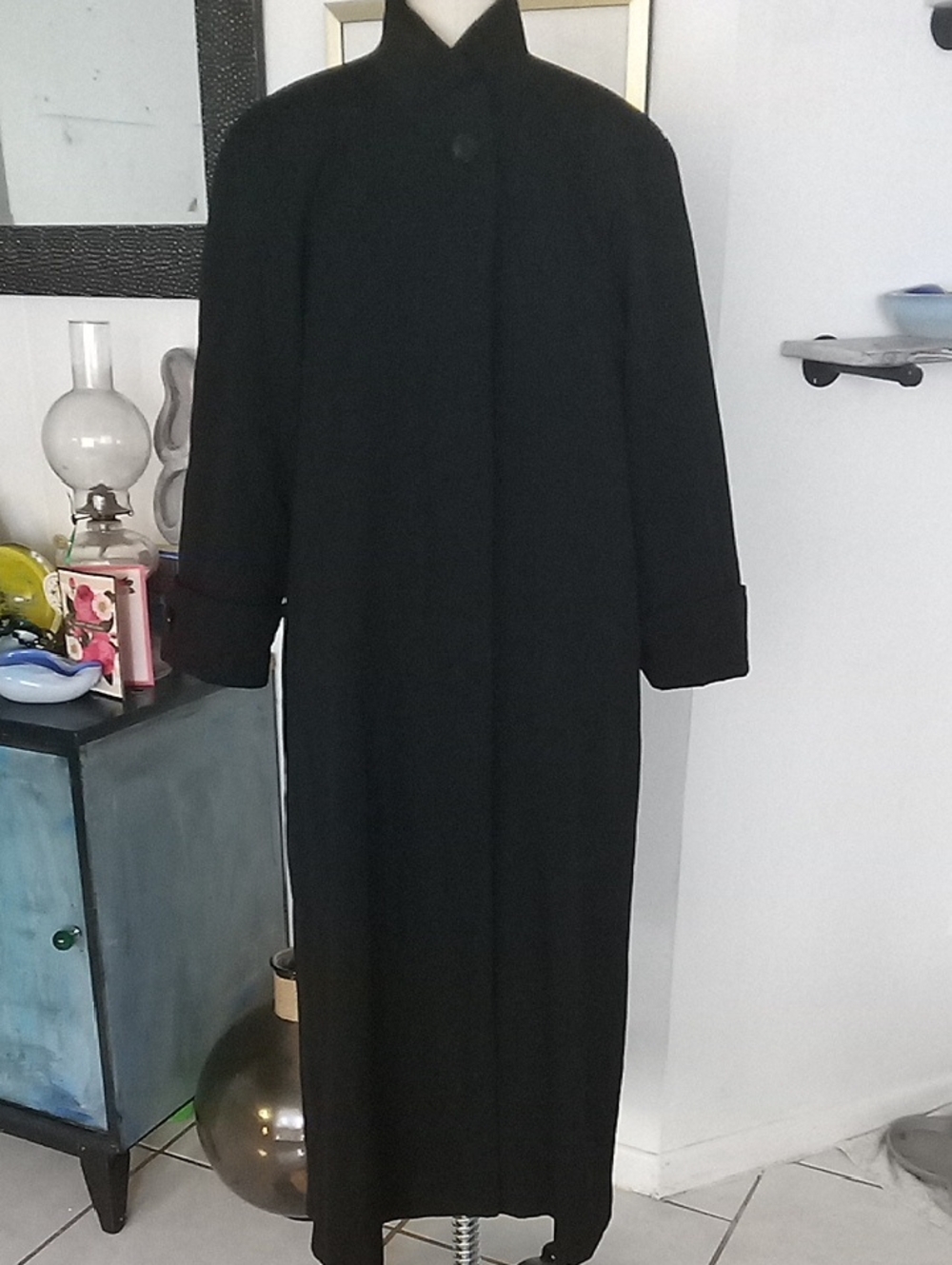 bill blass -Black Lined Coat 100 % Wool Made In Japan